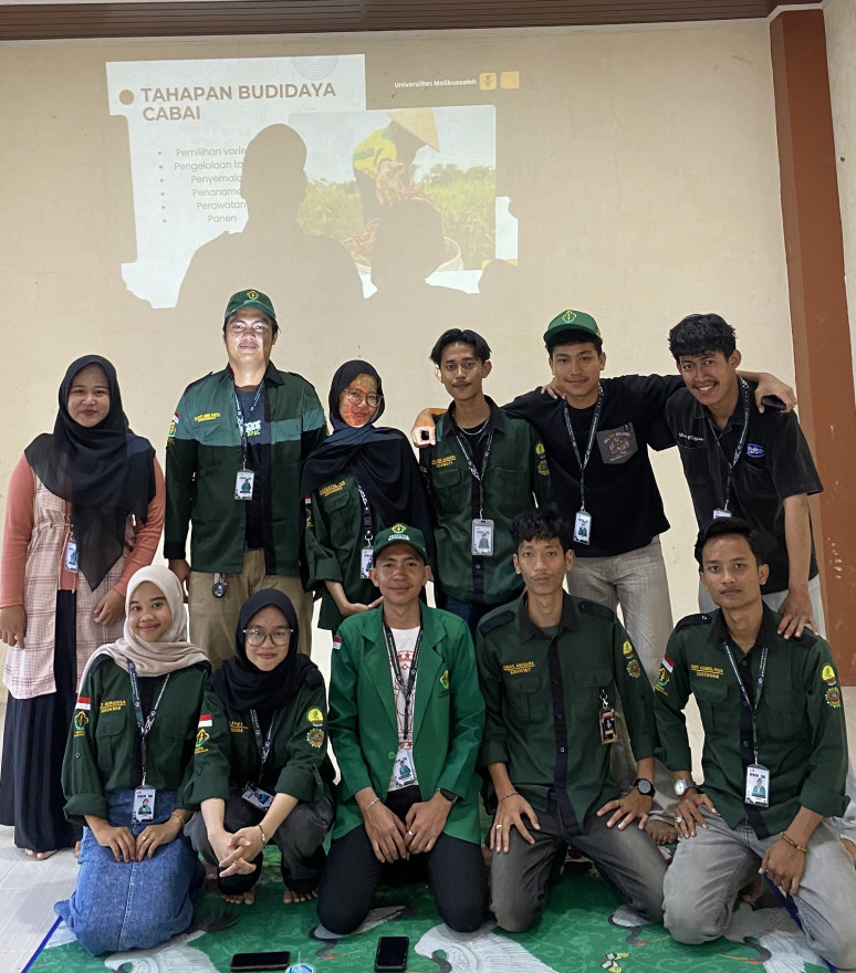 Mahasiswa KKN-PPM Unimal Dorong Pemberdayaan Ekonomi Desa Lewat Edukasi Budidaya Cabai di BUMDes Tambon Baroh